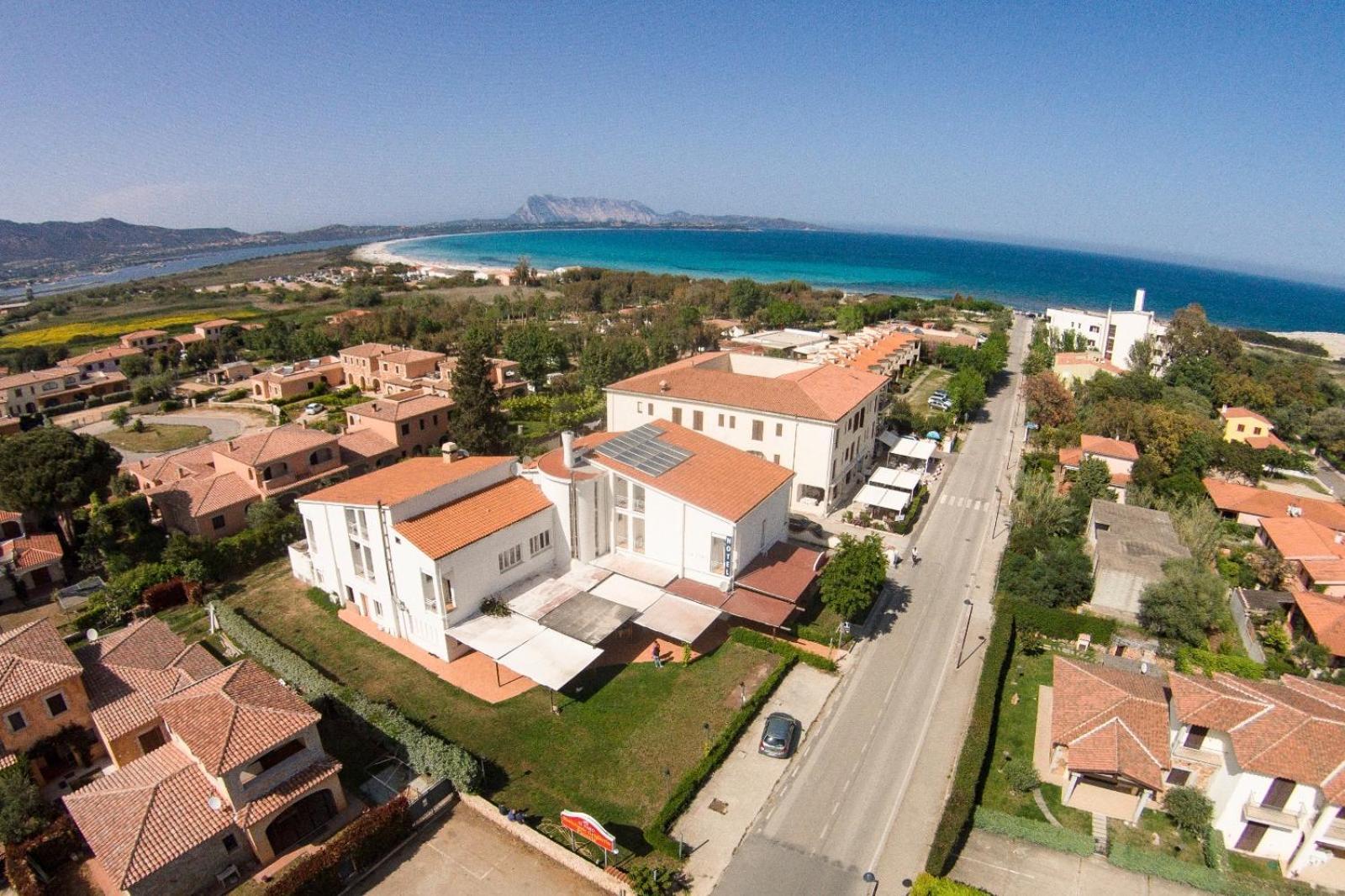 Hotel Al Faro Spiaggia La Cinta Santeodoro Сан-Теодоро Екстер'єр фото