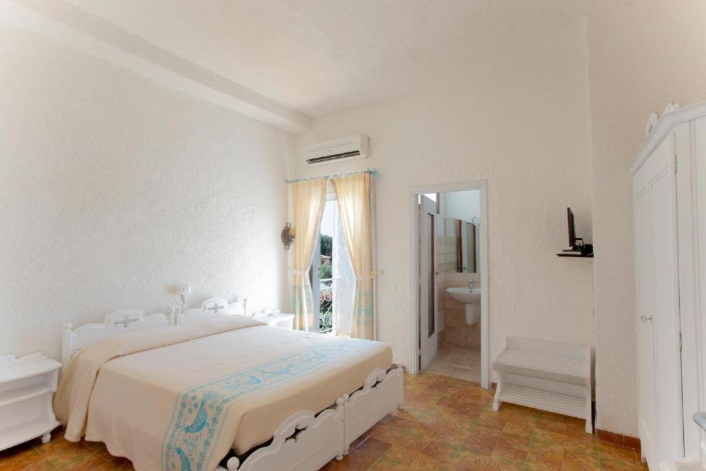Hotel Al Faro Spiaggia La Cinta Santeodoro Сан-Теодоро Екстер'єр фото